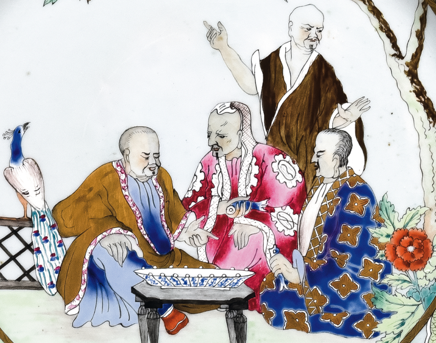 圖為清中期廣彩人物紋大碟細(xì)節(jié)圖，此碟紋飾是荷蘭著名設(shè)計(jì)師考納利斯. 普朗克（Cornelis Pronk）設(shè)計(jì)的“博士圖”。也有學(xué)者認(rèn)為該設(shè)計(jì)源自中國(guó)的“三酸圖”。蘇東坡曾與黃庭堅(jiān)、佛印禪師共同品嘗唐代名醋“桃花酸”，三人嘗醋后表情各不相同，從而代表了儒、釋、道的人生態(tài)度。儒家以為酸，佛家以為苦，道家以為甜。（來(lái)源：廣州十三行博物館）