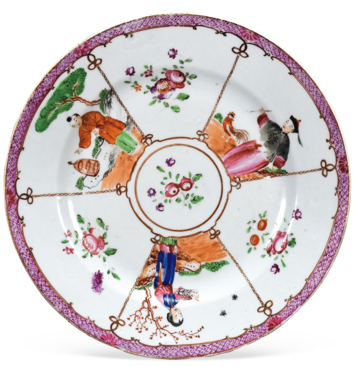圖為清中期廣彩開(kāi)光花卉人物紋碟。碟內(nèi)六個(gè)扇形開(kāi)光分別繪人物、花卉紋，人物形象是廣彩常用紋飾圖案“滿大人合家歡”，只是此碟將合家歡圖案一分為三。（來(lái)源：廣州十三行博物館）