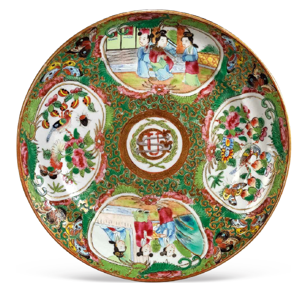 “外銷(xiāo)瓷”是指我國(guó)生產(chǎn)的，專(zhuān)門(mén)銷(xiāo)往國(guó)外的瓷器，清代“一口通商”時(shí)期，中國(guó)瓷器遠(yuǎn)銷(xiāo)歐美，對(duì)歐美人民生活影響深遠(yuǎn)。這一時(shí)期輸出的瓷器種類(lèi)眾多，有粉彩、廣彩、青花、五彩等，器物造型及紋飾圖案既保留了中國(guó)制瓷藝術(shù)的傳統(tǒng)特征，又汲取了歐美的藝術(shù)精華，從而燒制出了大量精美的瓷器。圖為清末廣彩“USG”花鳥(niǎo)人物紋小碟。（來(lái)源：廣州十三行博物館）